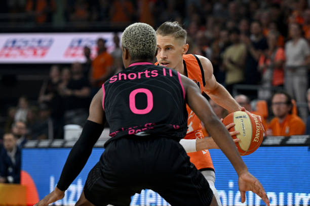 加强中场控 加强中场控